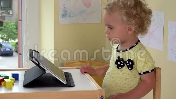 幼儿使用平板电脑进行学前教育视频的预览图