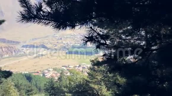 云层越过格鲁吉亚山脉的顶部电影院卡兹贝克山时间流逝格鲁吉亚夏季视频的预览图