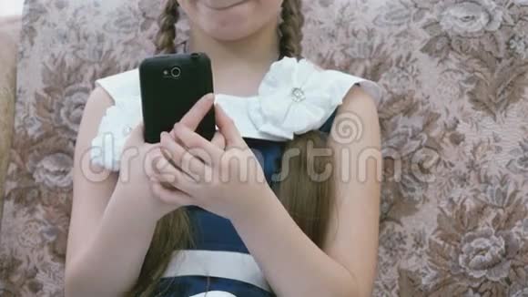 小女孩用智能手机自拍视频的预览图
