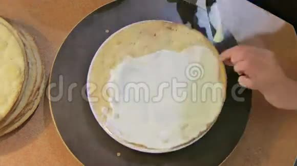 糖果师准备层蛋糕放在每层奶油和洒坚果时光流逝视频的预览图