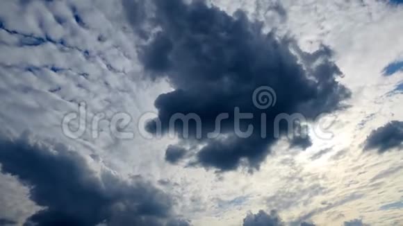 深蓝的天空背景或质地有云视频的预览图