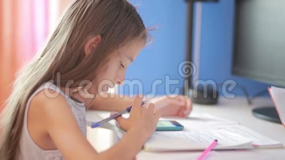 女学生做作业女孩学习功课使用智能手机视频的预览图