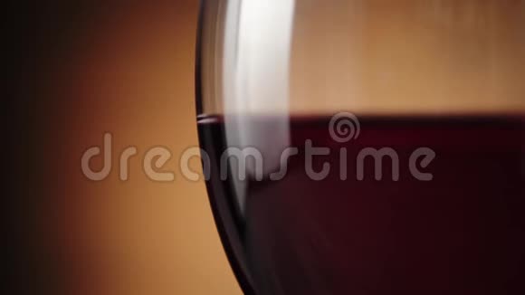 豪华红酒美味的葡萄酒用棕色背景的酒杯中的美味红葡萄制成视频的预览图