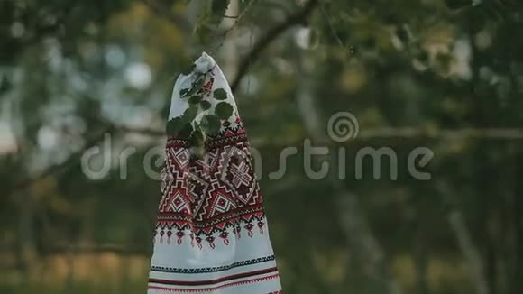 挂在树枝上的刺绣毛巾视频的预览图