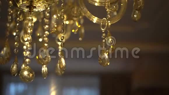 金色水晶吊灯上一道亮丽的底色慢动作视频的预览图