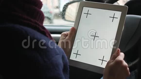 女性手使用带有屏幕模板的笔记本电脑视频的预览图