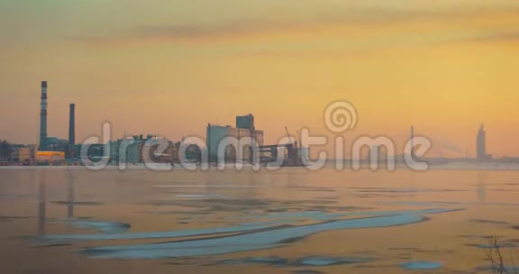 利加港上空的冬季黄金时刻视频的预览图