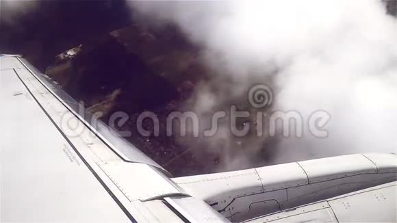 飞行中飞机机翼下的地球和白云视频的预览图