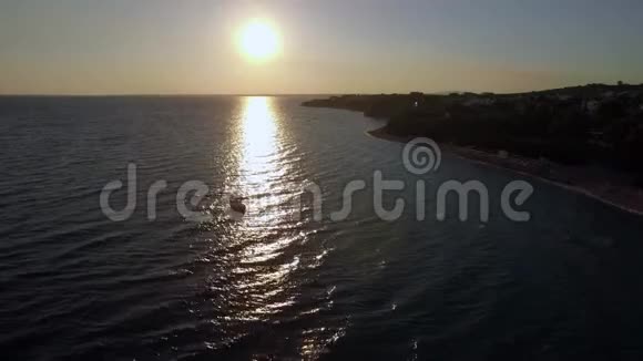 日落时用船俯瞰海岸线和大海视频的预览图