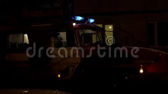 消防车应急灯和警笛视频的预览图