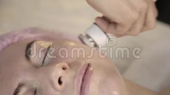 射频治疗美容师为一个在美容院的女人做射频升降手术视频的预览图