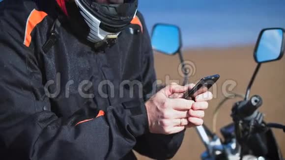 自行车在河岸上在他的自行车旁边他在找电话视频的预览图
