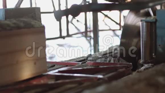 木制品厂用机器切割金属圆锯木材视频的预览图