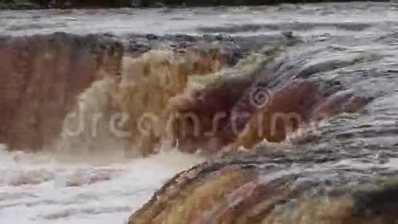萨布林斯基瀑布小瀑布瀑布的褐色水河流上的门槛强劲的水流一对夫妇视频的预览图