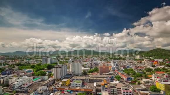 阳光明媚的一天普吉岛巴通市屋顶全景4k时间流逝泰国视频的预览图