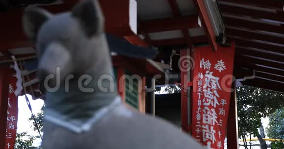 东京哈纳佐诺神社的雕像守护犬视频的预览图
