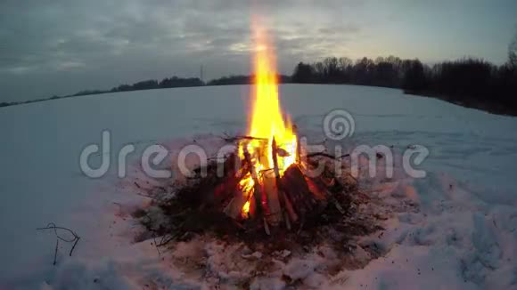 篝火在雪域黑暗中燃烧时间流逝4K视频的预览图