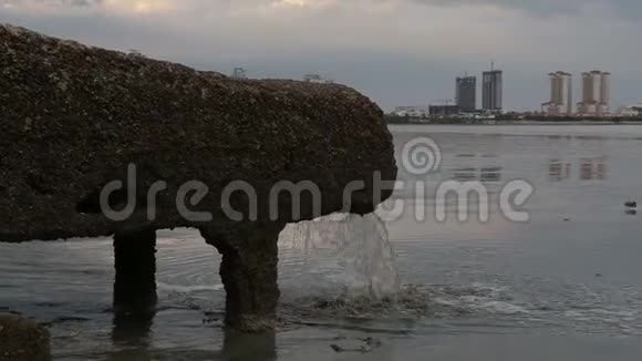 具有摩天大楼的城市近海污水系统污水管道视频的预览图