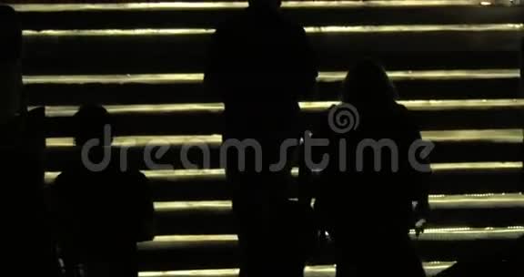 人们在灯光下的金色楼梯上上下的剪影泰国曼谷视频的预览图