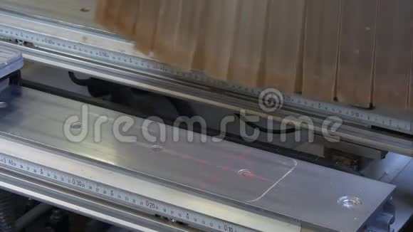 用于工业家具生产的机器木材CNC上的激光打标视频的预览图