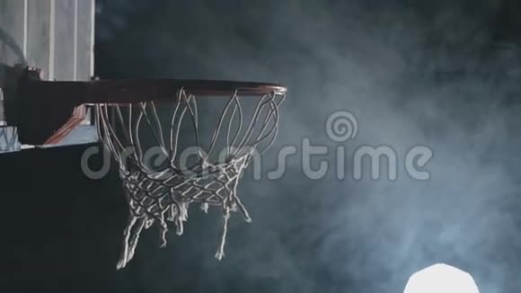 这位年轻的篮球运动员正在努力把球扔进拳击场视频的预览图