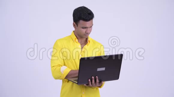 快乐的年轻印度商人使用笔记本电脑视频的预览图