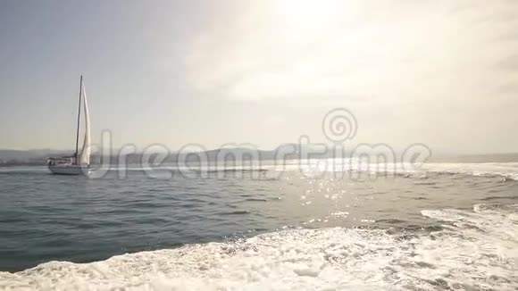 神奇的海景与白色帆船在蓝海视频的预览图