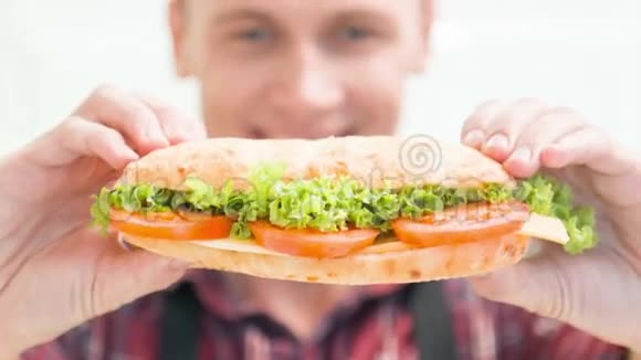 微笑的男人展示了三明治视频的预览图