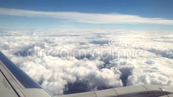 飞行中飞机机翼下的地球和白云视频的预览图
