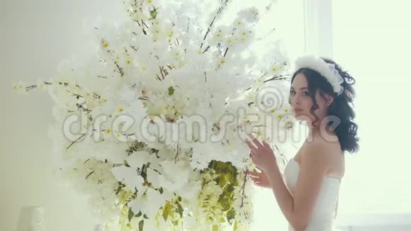 婚礼上鲜花盛开的美丽新娘视频的预览图