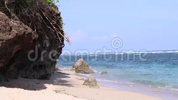 海洋上的岩石被海浪撞击在美丽的构图上印度尼西亚巴厘视频的预览图