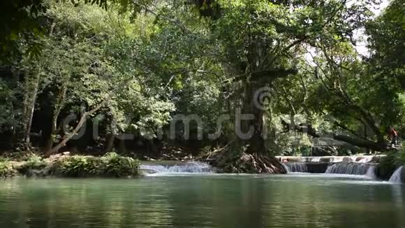 人们在泰国萨拉布里的ChetSaoNoi瀑布旅行放松和游泳视频的预览图