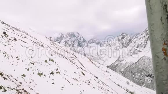雪山的山峰高山之秋视频的预览图