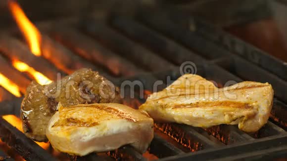 用香料姜黄胡椒盐两个鸡丝或带有烤制和小牛肉的火鸡肉腌制视频的预览图