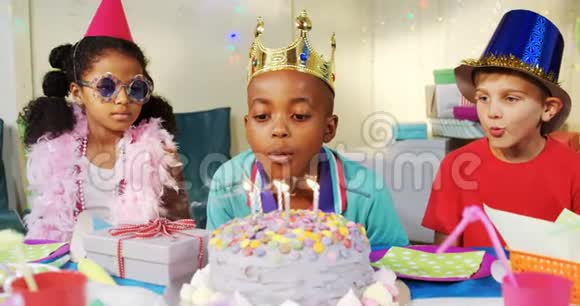 男孩在生日时吹蜡烛视频的预览图