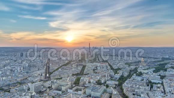 日落时分巴黎全景法国巴黎蒙帕纳斯大厦埃菲尔铁塔景视频的预览图