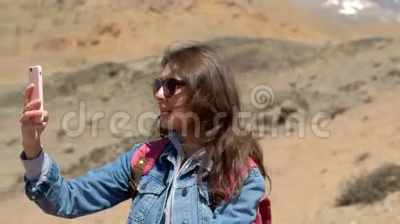 太阳镜和粉红色背包的Brunette拍摄了一张4k河的春天峡谷的照片视频的预览图