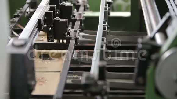 印刷厂的生产线固定纸张视频的预览图