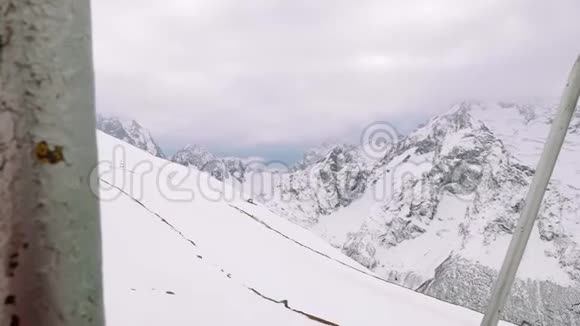 雪山的山峰高山之秋视频的预览图