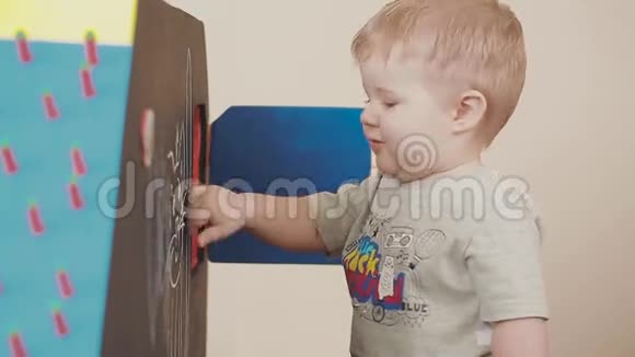 小可爱的艺术家用粉笔画他的家小男孩正在黑板上画画视频的预览图