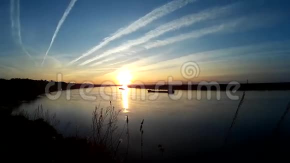 河旁海岸美丽的日落云彩划过天空视频的预览图
