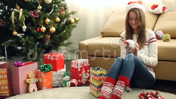 年轻漂亮的女孩包了圣诞礼物视频的预览图