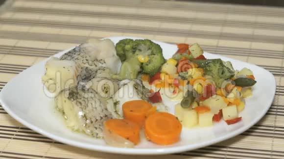 白色盘子里有蔬菜的鱼视频的预览图