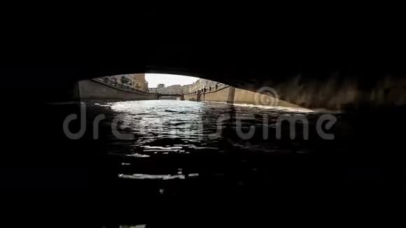 在圣彼德堡运河附近乘船游览视频的预览图