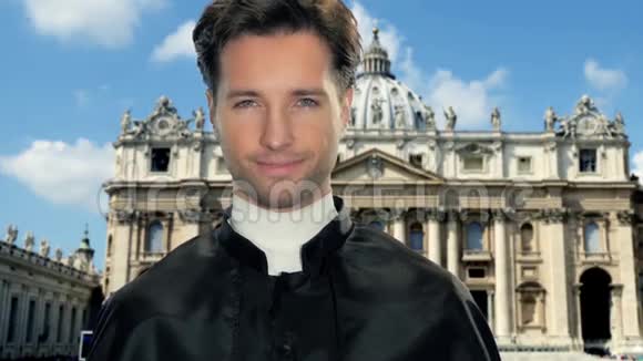 梵蒂冈的年轻天主教牧师视频的预览图