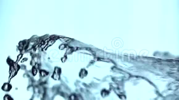 水在黑色背景下喷涌而出视频的预览图