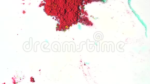 在白色液体表面上特写五颜六色的红色粉末色彩斑斓的概念视频的预览图