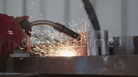 焊工焊接建筑钢架动作缓慢视频的预览图