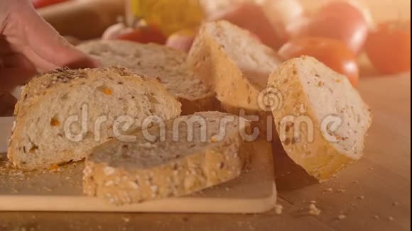 把全麦面包切片放在木桌上视频的预览图