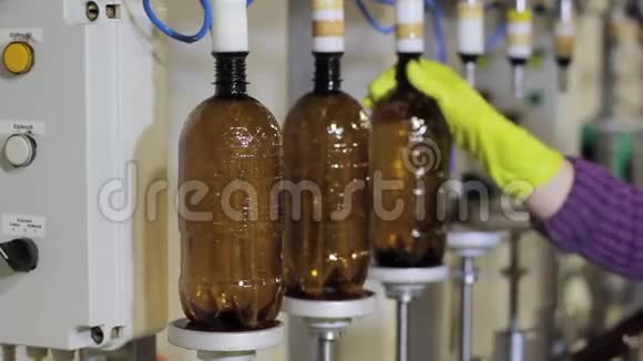工人在工厂倒瓶装啤酒视频的预览图